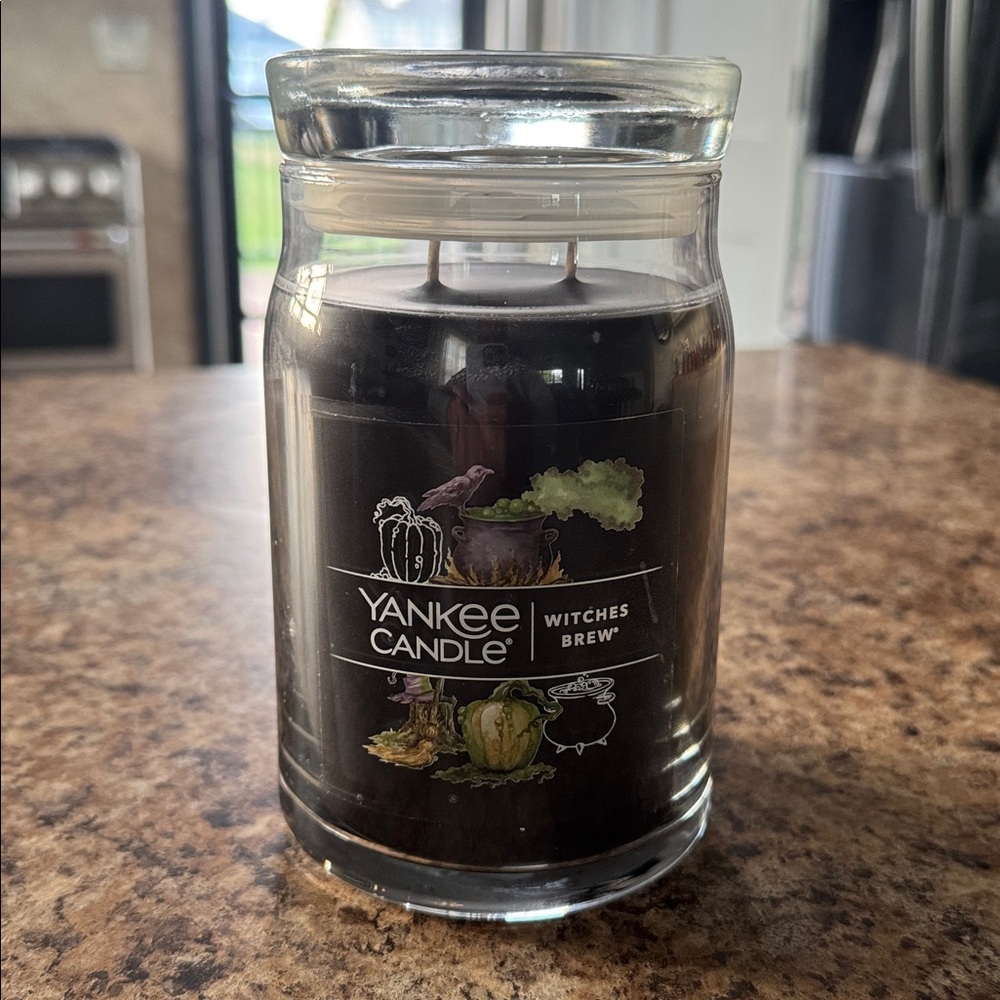 Yankee Candle Witches Brew in Deep Black 22oz